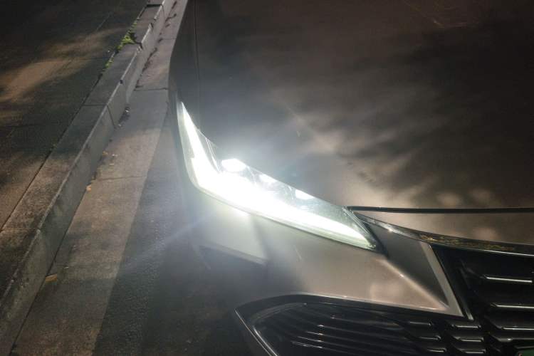Used Toyota Avalon 2022 Dual-Engine 2.5L XLE Premium Edition Right Front Headlight