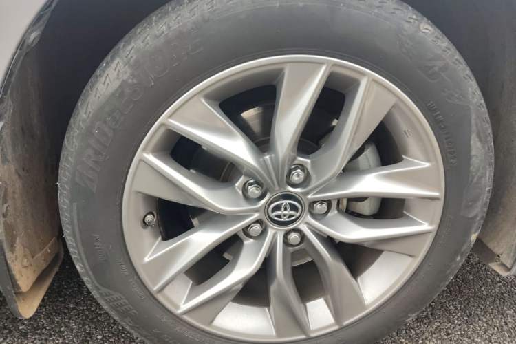 Used Toyota Avalon 2022 2.0L Luxury Edition Right Front Wheel Hub