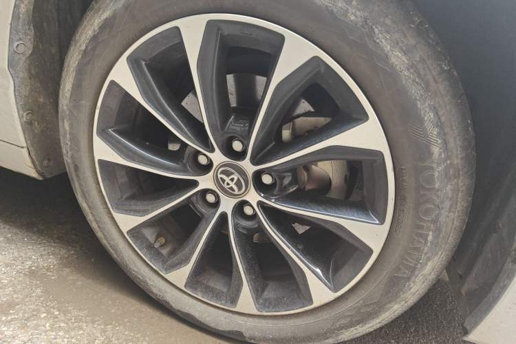 Used Toyota Avalon 2022 2.5L Luxury Edition Right Front Wheel Hub