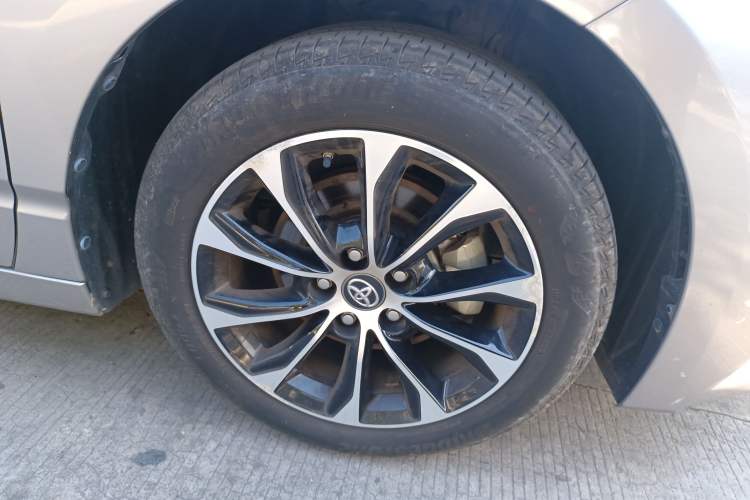Used Toyota Avalon 2022 2.5L Luxury Edition Right Front Wheel Hub