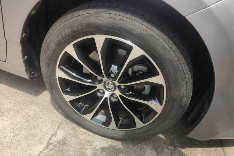 Used Toyota Avalon 2022 2.0L Luxury Edition Right Front Wheel Hub