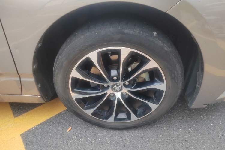 Used Toyota Avalon 2022 2.5L Luxury Edition Right Front Wheel Hub