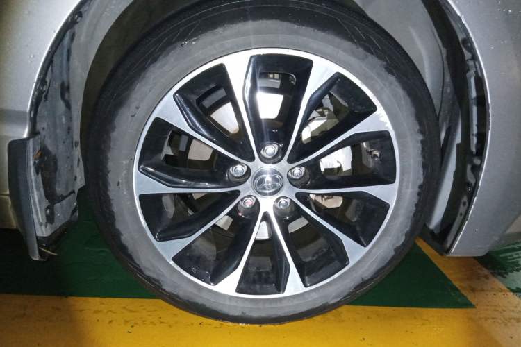 Used Toyota Avalon 2022 2.0L Luxury Edition Right Front Wheel Hub