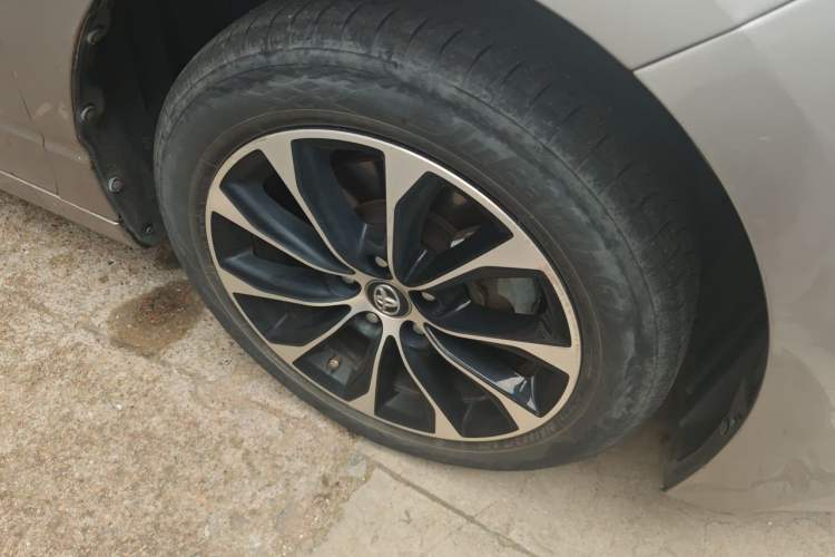 Used Toyota Avalon 2022 2.5L Luxury Edition Right Front Wheel Hub