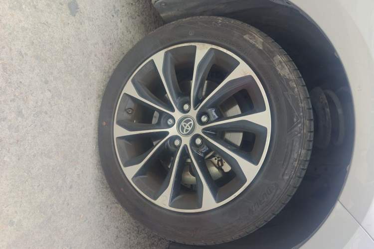 Used Toyota Avalon 2022 2.0L Luxury Edition Right Front Wheel Hub
