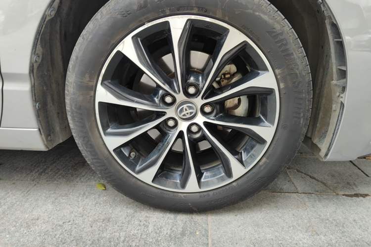 Used Toyota Avalon 2022 2.0L Luxury Edition Right Front Wheel Hub
