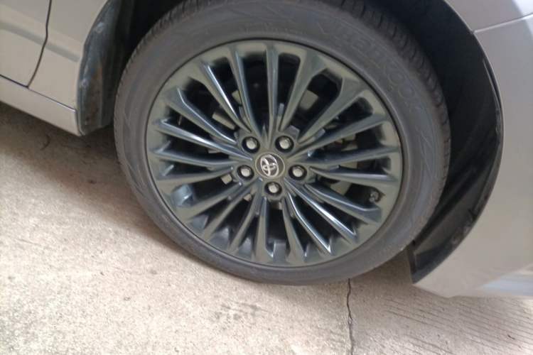Used Toyota Avalon 2022 2.5L Touring Premium Edition Right Front Wheel Hub