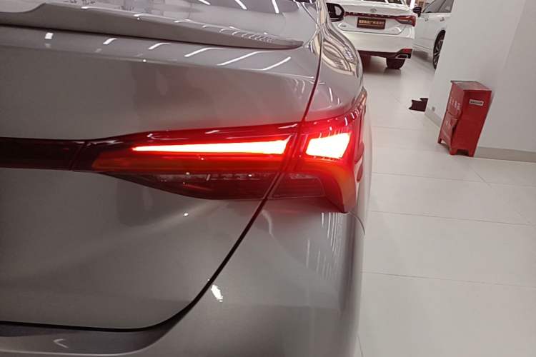 Used Toyota Avalon 2022 2.5L Luxury Edition Right Rear Taillight
