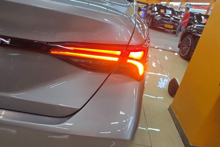 Used Toyota Avalon 2022 2.0L Luxury Edition Right Rear Taillight