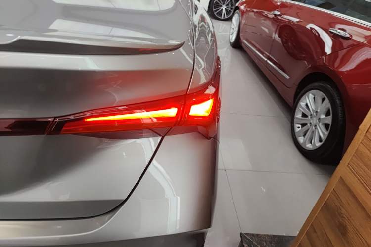 Used Toyota Avalon 2022 2.5L Ambition Edition Right Rear Taillight
