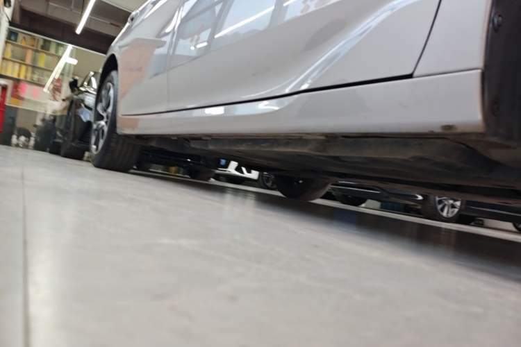 Used Toyota Avalon 2022 2.5L Luxury Edition Right Side Sill