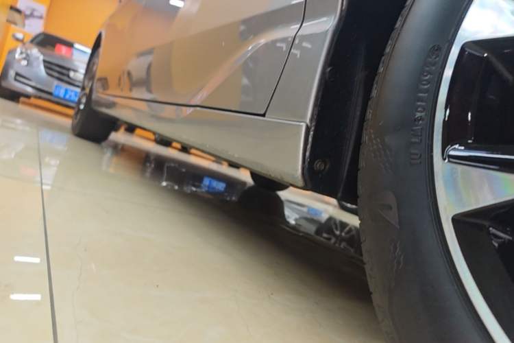 Used Toyota Avalon 2022 2.0L Luxury Edition Right Side Sill