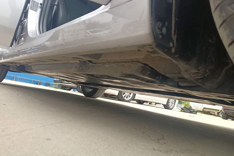 Used Toyota Avalon 2022 2.0L Luxury Edition Right Side Sill