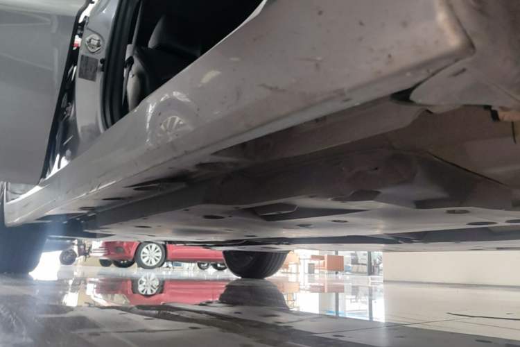 Used Toyota Avalon 2022 2.0L XLE Premium Edition Right Side Sill