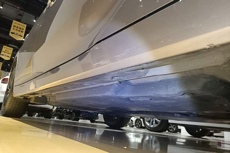 Used Toyota Avalon 2022 Dual-Engine 2.5L Luxury Edition Right Side Sill
