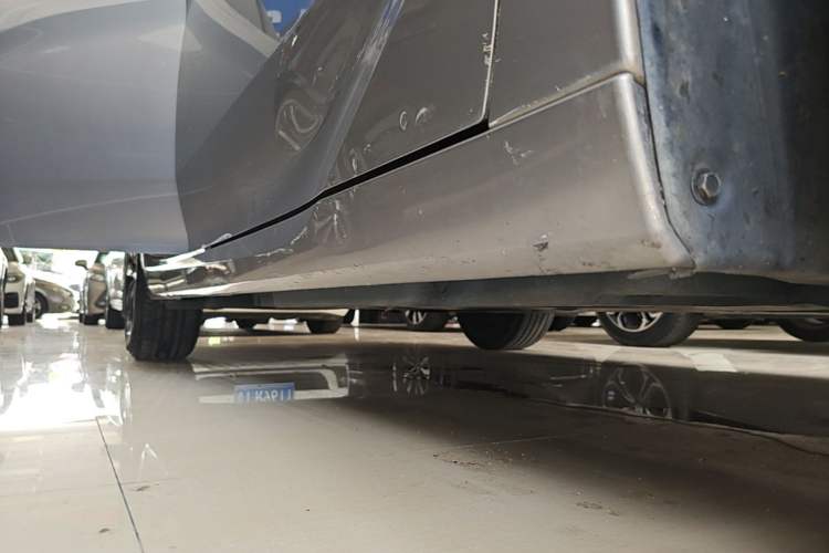 Used Toyota Avalon 2022 2.0L Luxury Edition Right Side Sill
