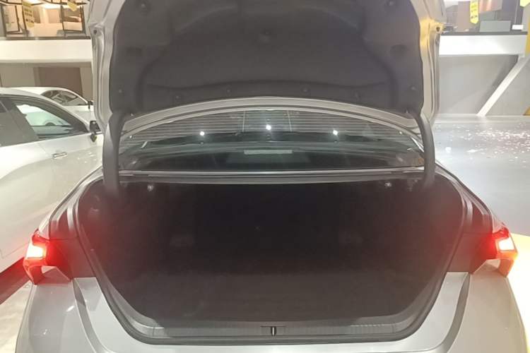 Used Toyota Avalon 2022 Dual-Engine 2.5L Luxury Edition Trunk