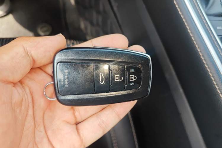 Used Toyota Avalon 2022 2.5L Luxury Edition Vehicle Key