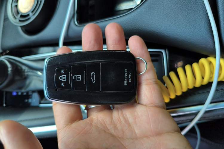 Used Toyota Avalon 2022 2.0L XLE Premium Edition Vehicle Key
