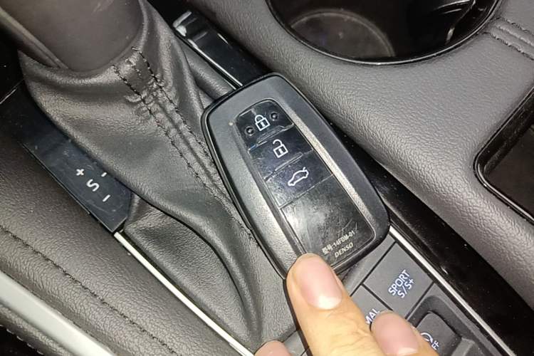 Used Toyota Avalon 2022 2.5L Luxury Edition Vehicle Key