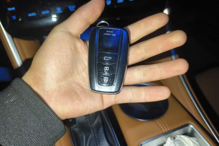 Used Toyota Avalon 2022 Dual-Engine 2.5L XLE Premium Edition Vehicle Key