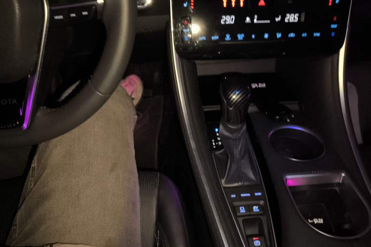 Used Toyota Avalon 2022 Dual-Engine 2.5L XLE Premium Edition Audio And AC Panel