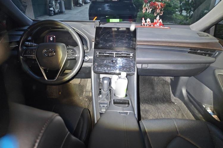 Used Toyota Avalon 2022 2.0L XLE Premium Edition Center Console