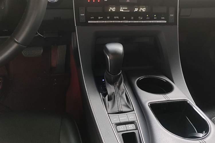 Used Toyota Avalon 2022 Dual-Engine 2.5L Luxury Edition Gear Lever