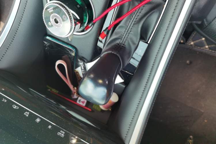 Used Toyota Avalon 2022 Dual-Engine 2.5L XLE Premium Edition Gear Lever