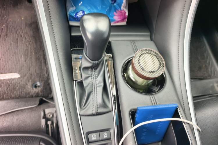 Used Toyota Avalon 2022 2.0L XLE Premium Edition Gear Lever