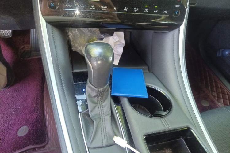 Used Toyota Avalon 2022 2.0L XLE Premium Edition Gear Lever