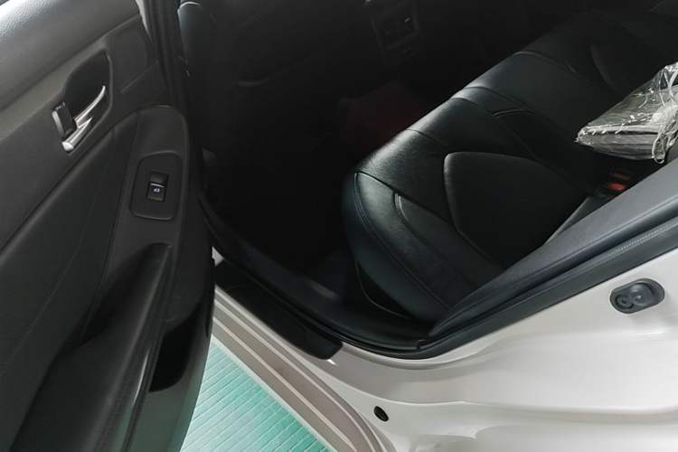 Used Toyota Avalon 2022 Dual-Engine 2.5L Luxury Edition Left Rear Seat