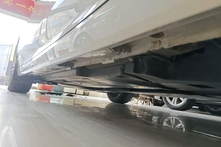 Used Toyota Avalon 2022 2.5L Luxury Edition Left Side Sill