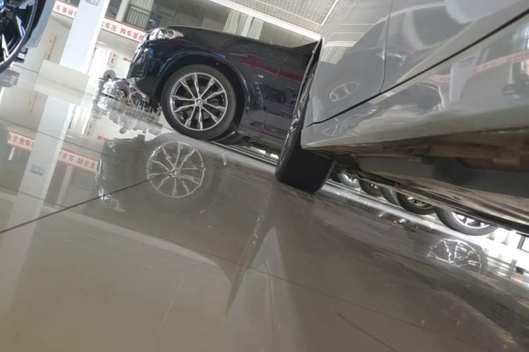 Used Toyota Avalon 2022 2.0L Luxury Edition Left Side Sill