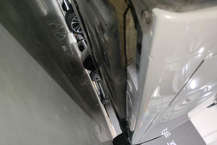 Used Toyota Avalon 2022 2.0L Luxury Edition Left Side Sill