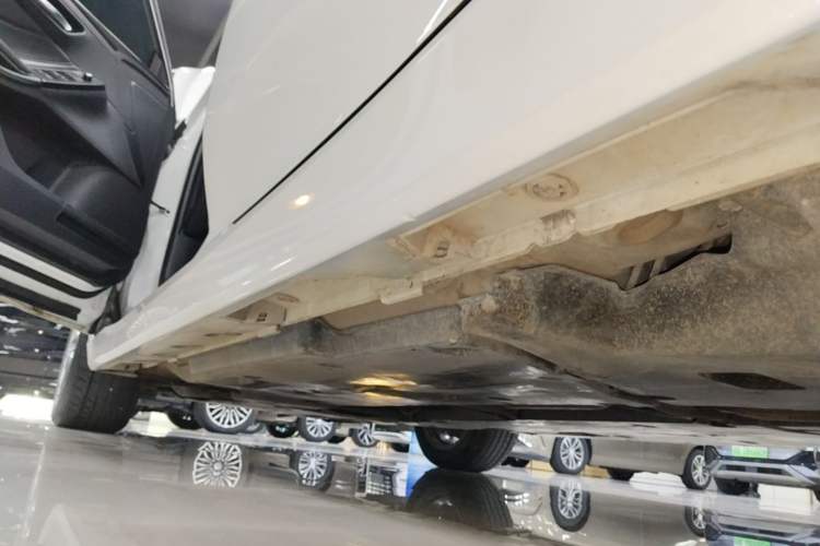 Used Toyota Avalon 2022 2.0L Luxury Edition Left Side Sill