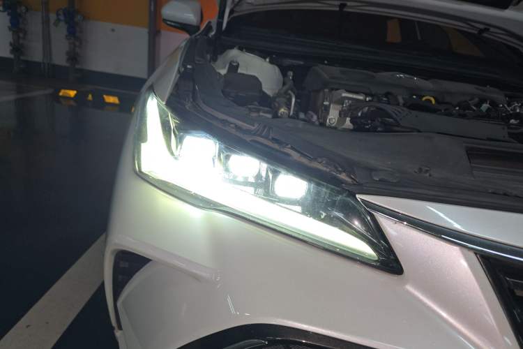 Used Toyota Avalon 2022 2.5L Luxury Edition Right Front Headlight