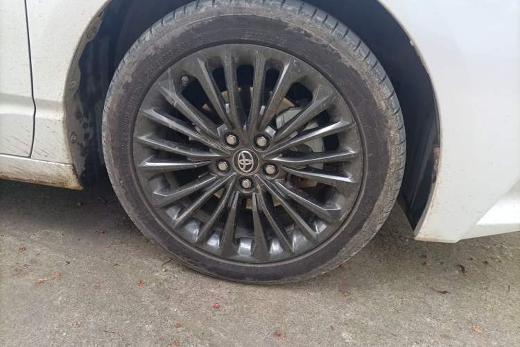 Used Toyota Avalon 2022 2.5L Touring Premium Edition Right Front Wheel Hub
