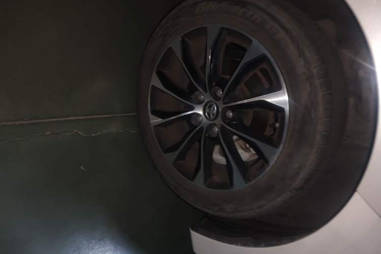 Used Toyota Avalon 2022 2.5L Luxury Edition Right Front Wheel Hub