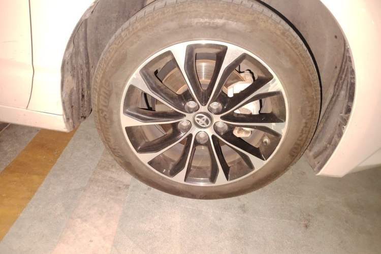 Used Toyota Avalon 2022 2.0L Luxury Edition Right Front Wheel Hub