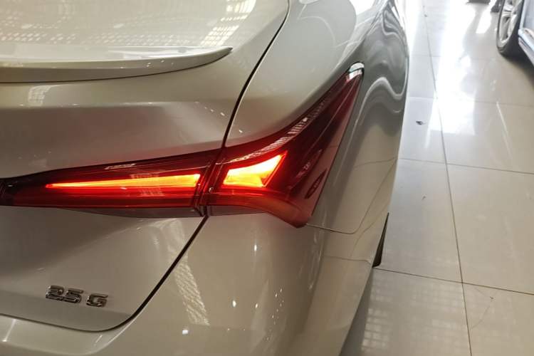 Used Toyota Avalon 2022 2.5L Luxury Edition Right Rear Taillight