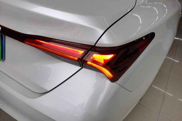 Used Toyota Avalon 2022 2.0L Luxury Edition Right Rear Taillight