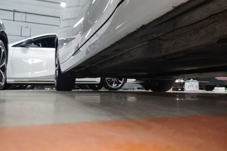 Used Toyota Avalon 2022 2.5L Luxury Edition Right Side Sill