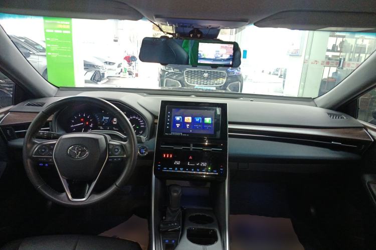 Used Toyota Avalon 2023 2.0L Premium Edition Center Console