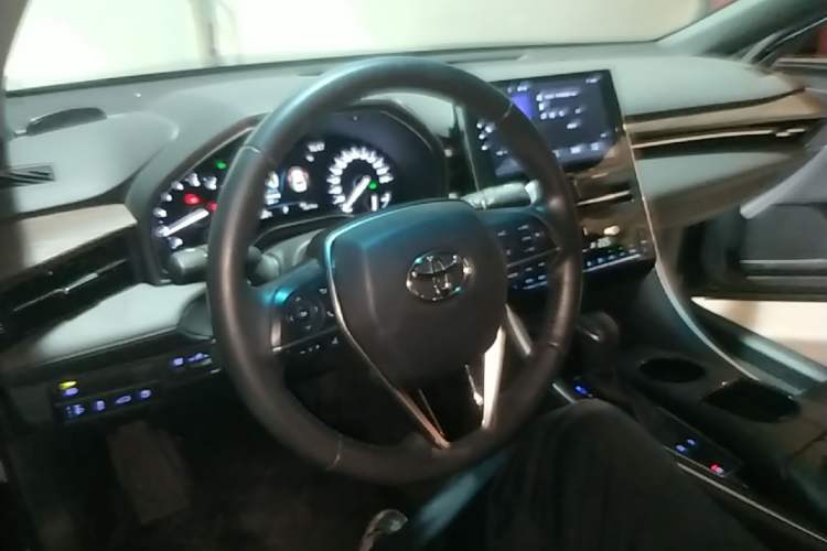 Used Toyota Avalon 2023 2.0L Premium Edition Center Console