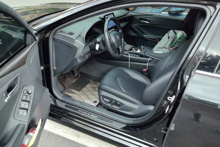 Used Toyota Avalon 2023 2.0L XLE Deluxe Edition Driver Seat