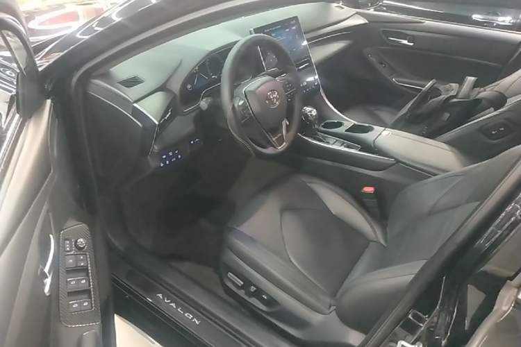 Used Toyota Avalon 2023 2.0L XLE Deluxe Edition Driver Seat