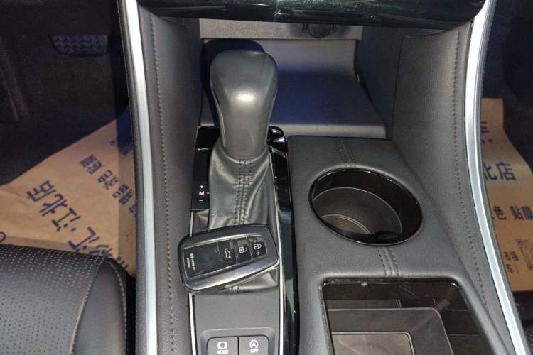 Used Toyota Avalon 2023 2.0L Premium Edition Gear Lever
