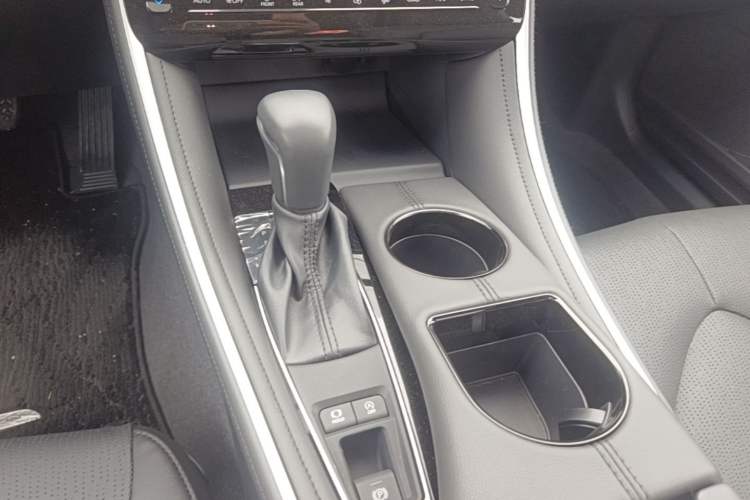 Used Toyota Avalon 2023 2.0L XLE Deluxe Edition Gear Lever