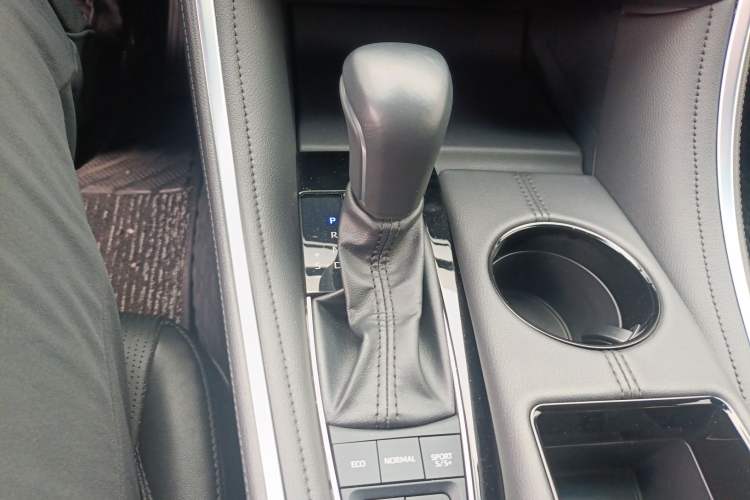 Used Toyota Avalon 2023 2.5L Luxury Edition Gear Lever